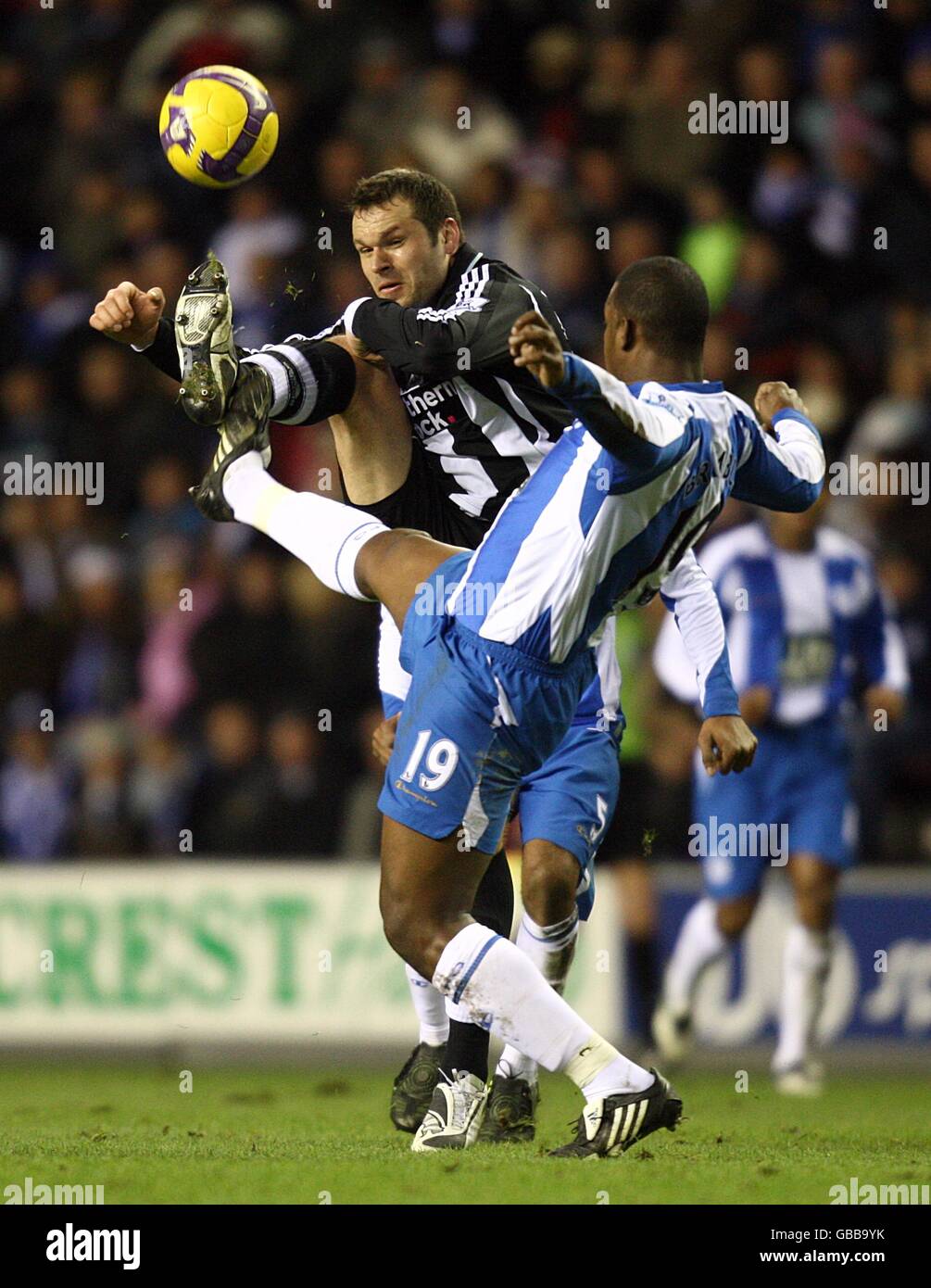 Mark Viduka (l) von Newcastle United und Titus Bramble von Wigan Athletic Kampf um den Ball Stockfoto