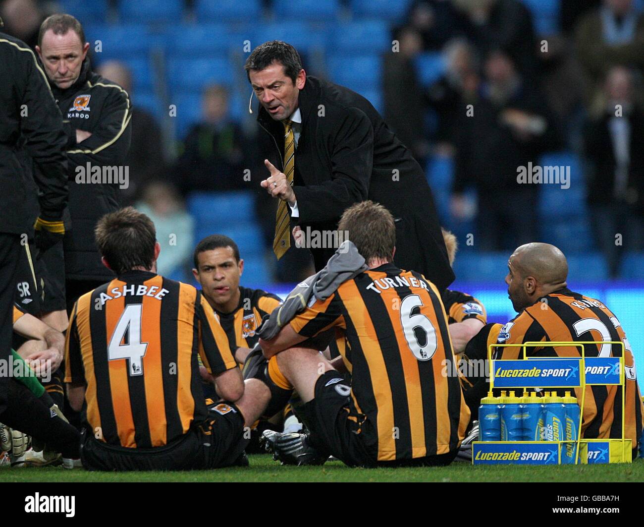 Der Manager von Hull City, Phil Brown, hält während der Halbzeit ein Gespräch mit seinem Team auf dem Spielfeld. Stockfoto