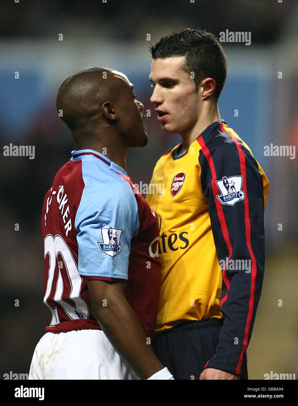 Nigel REO-Coker von Aston Villa und Robin Van Persie Square von Arsenal Bis zu einander nach einem Kampf um den Ball Stockfoto