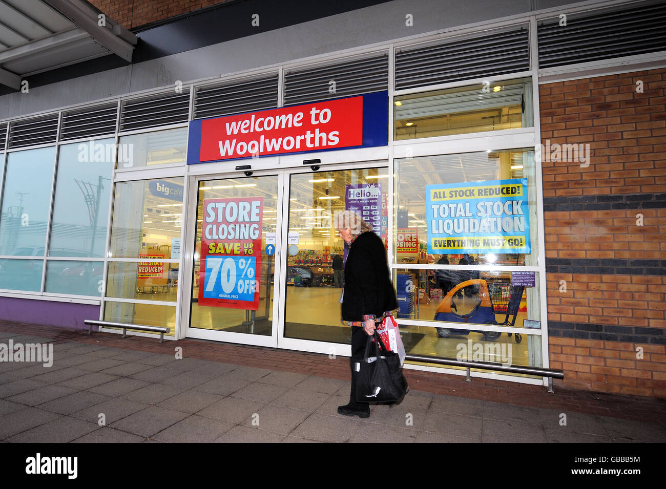 Gesamtansicht der Vorderseite eines Woolworths-Ladens in Unit 1, The Rushes, Loughborough, Leicestershire LE11 5BG Stockfoto