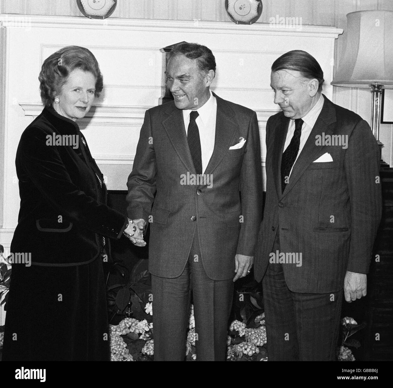 Der US-Außenminister Alexander Haig (Mitte) sprach 10 in Downing Street mit Premierminister Margaret Thatcher und Außenminister Francis Pym über die Krise auf den Falklandinseln. Stockfoto