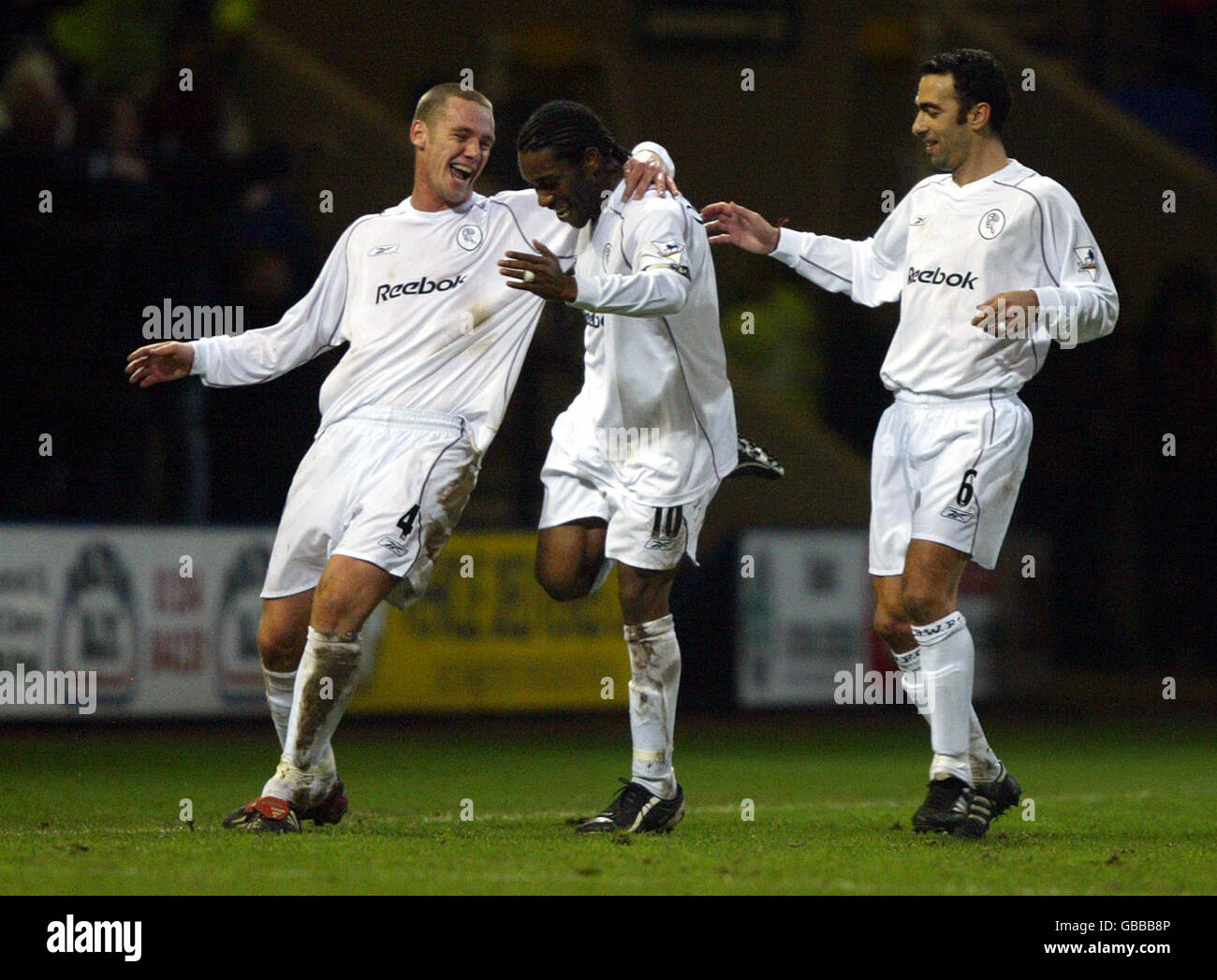 Fußball - Carling Cup - Halbfinale - Erstes Bein - Bolton Wanderers gegen Aston Villa. Jay Jay Okocha von Bolton Wanderers feiert mit Kevin Nolan (l) und Youri Djorkaeff (r) das 5. Tor gegen Aston Villa Stockfoto Fußball - Carling Cup - Halbfinale - Erstes Bein - Bolton Wanderers gegen Aston Villa. Jay Jay Okocha von Bolton Wanderers feiert mit Kevin Nolan (l) und Youri Djorkaeff (r) das 5. Tor gegen Aston Villa Stockfoto