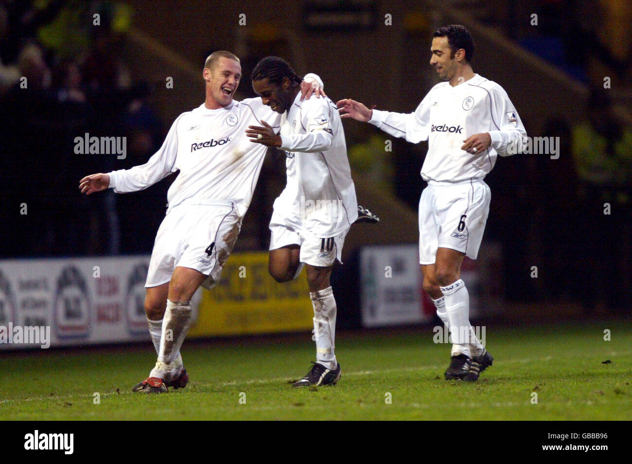 Jay Jay Okocha von Bolton Wanderers feiert das 5. Tor Gegen Aston Villa mit Kevin Nolan (l) und Youri Djorkaeff (r) Stockfoto Jay Jay Okocha von Bolton Wanderers feiert das 5. Tor Gegen Aston Villa mit Kevin Nolan (l) und Youri Djorkaeff (r) Stockfoto