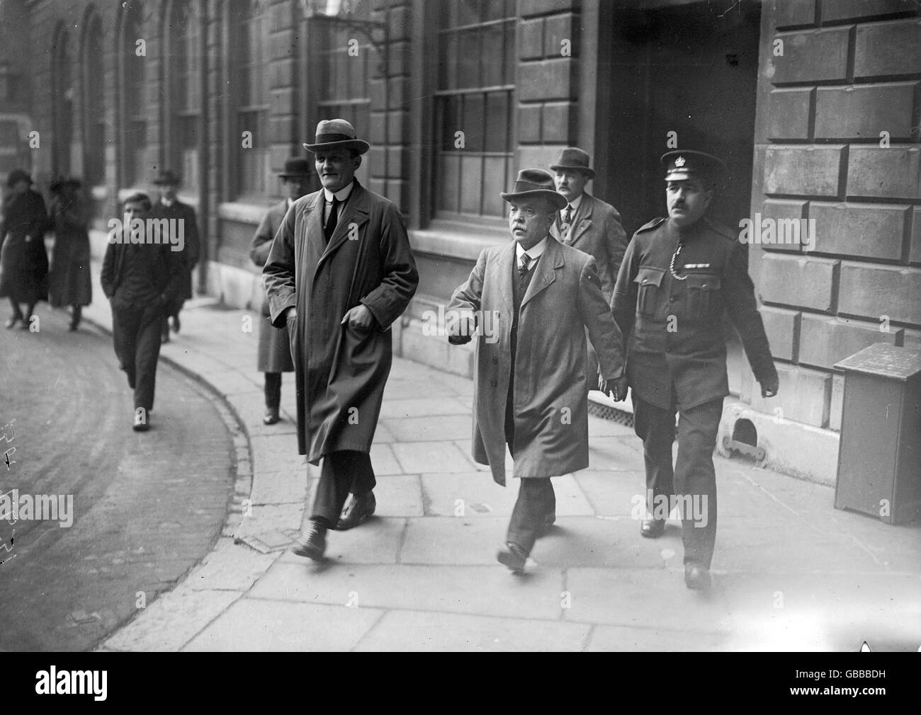 Thomas Farrow (Mitte) verließ im Januar 1921 das Polizeigericht Guildhall, nachdem er wegen Verschwörung zur Täuschung der Kunden von Farrow's Bank angeklagt worden war. Stockfoto