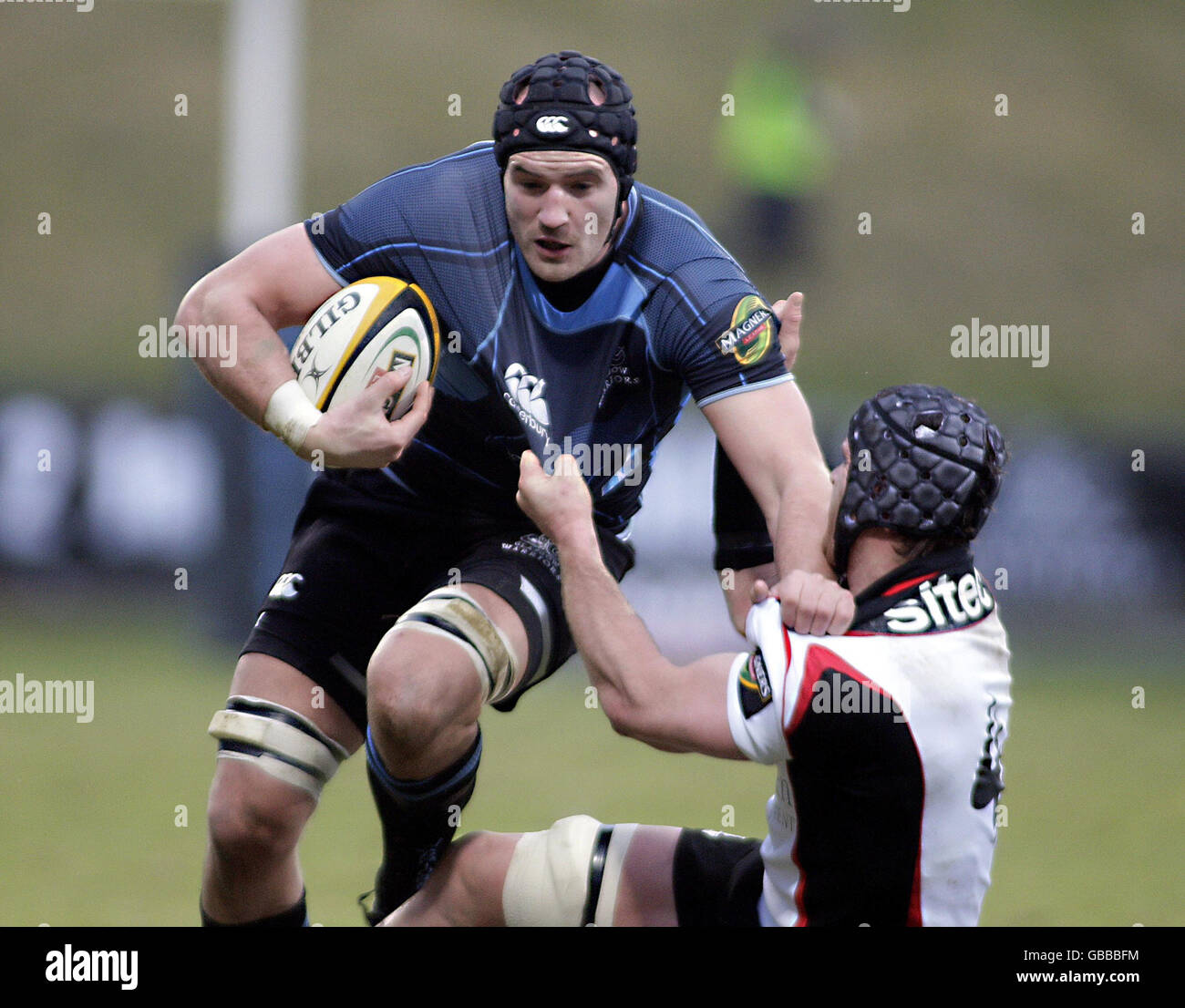 Glasgow's Tim Barker (links) wird von Edinburghs Matt Mustchin während des Magners League Spiels in der Firhill Arena, Glasgow, angegangen. Stockfoto