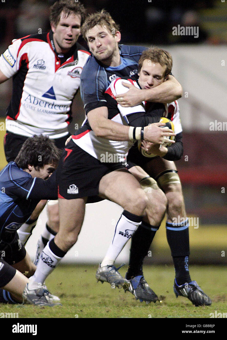 Glasgow's John Barclay (Mitte, hinten) bekämpft Edinburghs David Blair (vorne) während des Spiels der Magners League in der Firhill Arena, Glasgow. Stockfoto