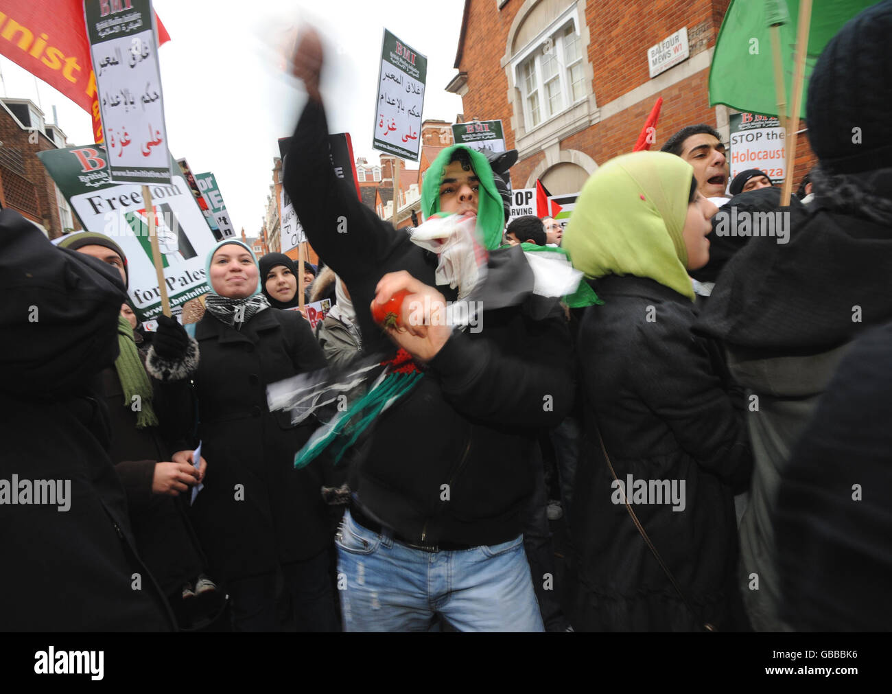 Demonstranten werfen Tomaten vor die ägyptische Botschaft in London, um gegen die israelische Bombardierung in Gaza zu protestieren. Stockfoto