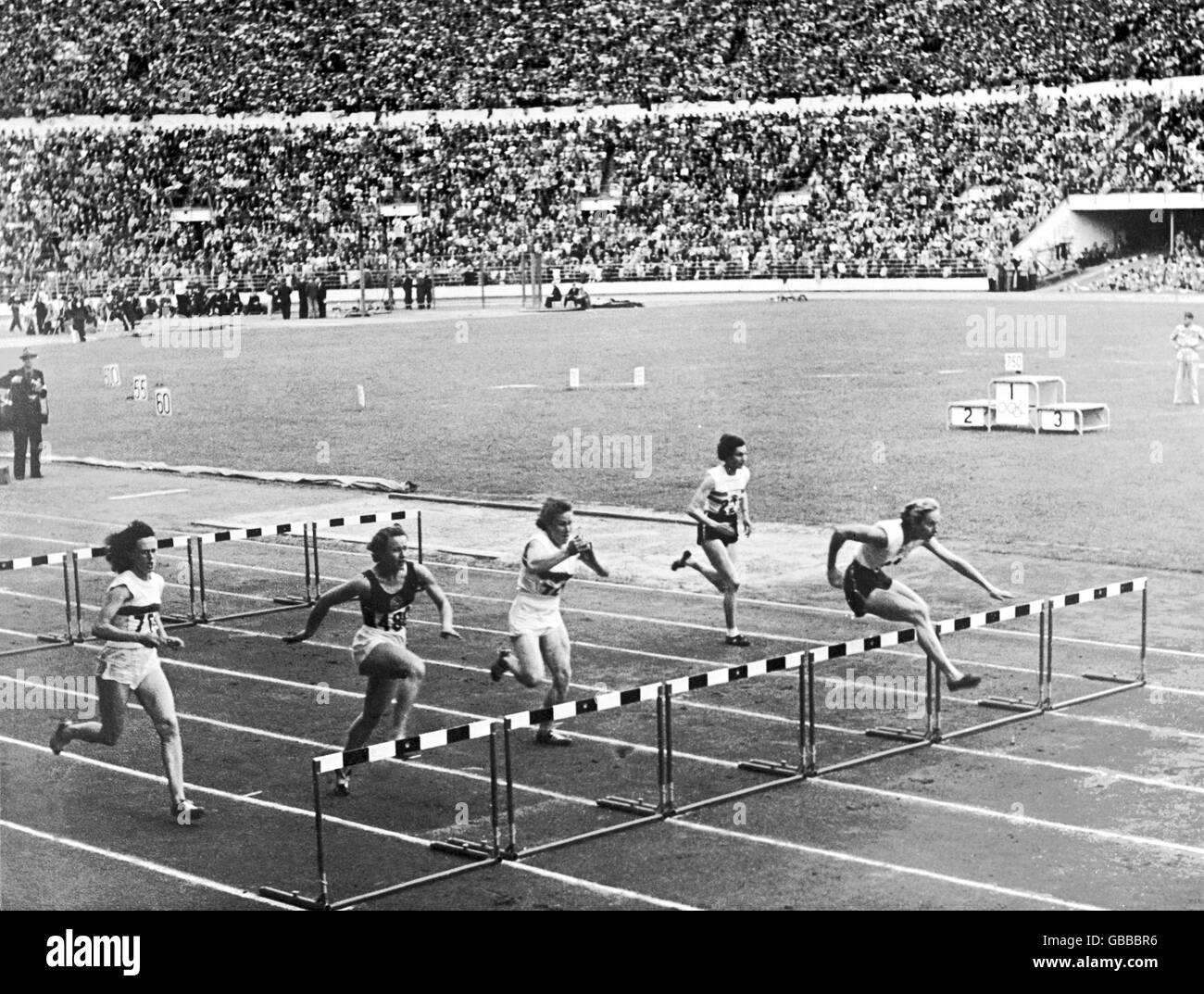 Die australische Shirley de la Hunty Strickland (r) stürmt weg Maria Golubnichaya der UdSSR (zweite l) Und Deutschlands Maria Sander (c), um Gold zu gewinnen Stockfoto