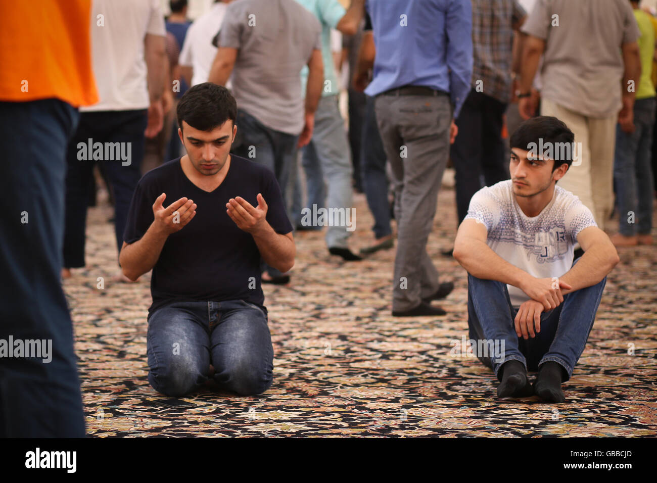 Baku, Aserbaidschan. 6. Juli 2016. Aserbaidschan Muslime beten in Heydar Moschee in Baku. Muslime in Aserbaidschan feiern Eid al-Fitr, das Ende des heiligen Fastenmonats Ramadan Credit markiert: Aziz Karimow/Pacific Press/Alamy Live News Stockfoto