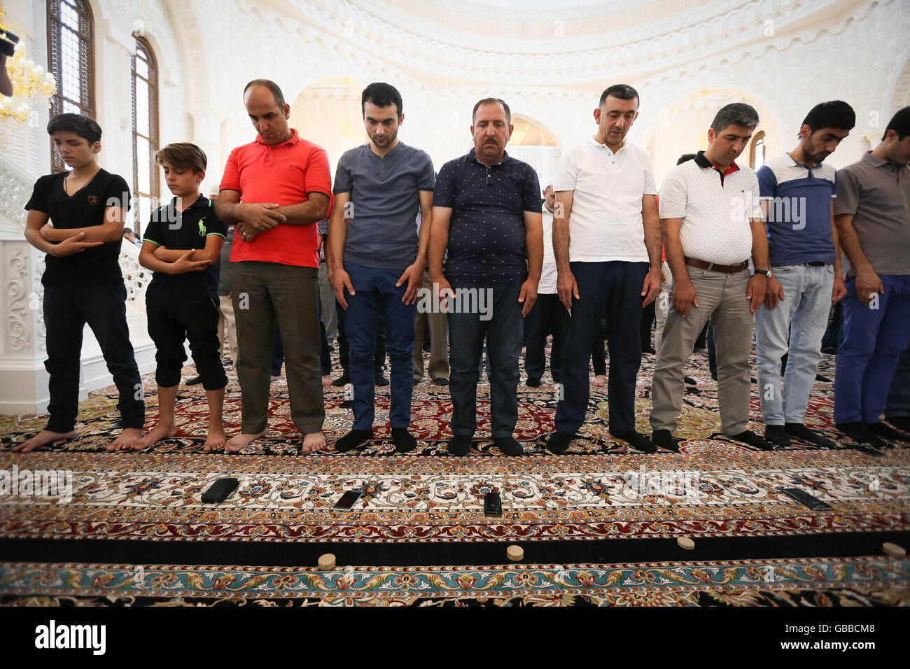 Baku, Aserbaidschan. 6. Juli 2016. Aserbaidschan Muslime beten in Heydar Moschee in Baku. Muslime in Aserbaidschan feiern Eid al-Fitr, die Ende des heiligen Fastenmonats Ramadan markiert. Bildnachweis: Aziz Karimow/Pacific Press/Alamy Live-Nachrichten Stockfoto