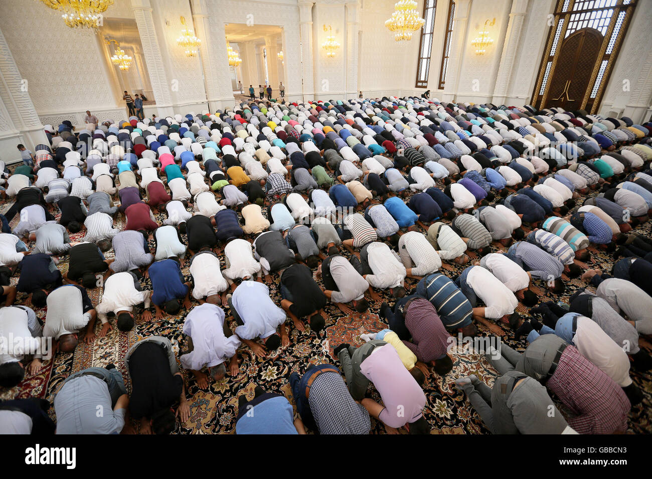 Baku, Aserbaidschan. 6. Juli 2016. Aserbaidschan Muslime beten in Heydar Moschee in Baku. Muslime in Aserbaidschan feiern Eid al-Fitr, die Ende des heiligen Fastenmonats Ramadan markiert. Bildnachweis: Aziz Karimow/Pacific Press/Alamy Live-Nachrichten Stockfoto