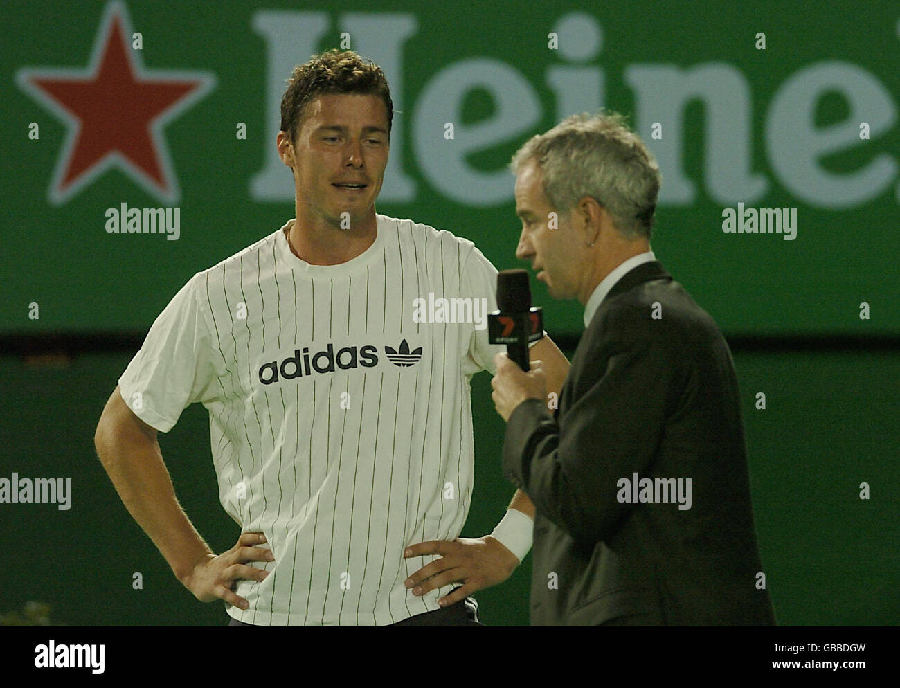 Marat Safin von Russland wird von Tennis-Legende John interviewt McEnroe nach dem Sieg über Andy Roddick aus den USA Stockfoto