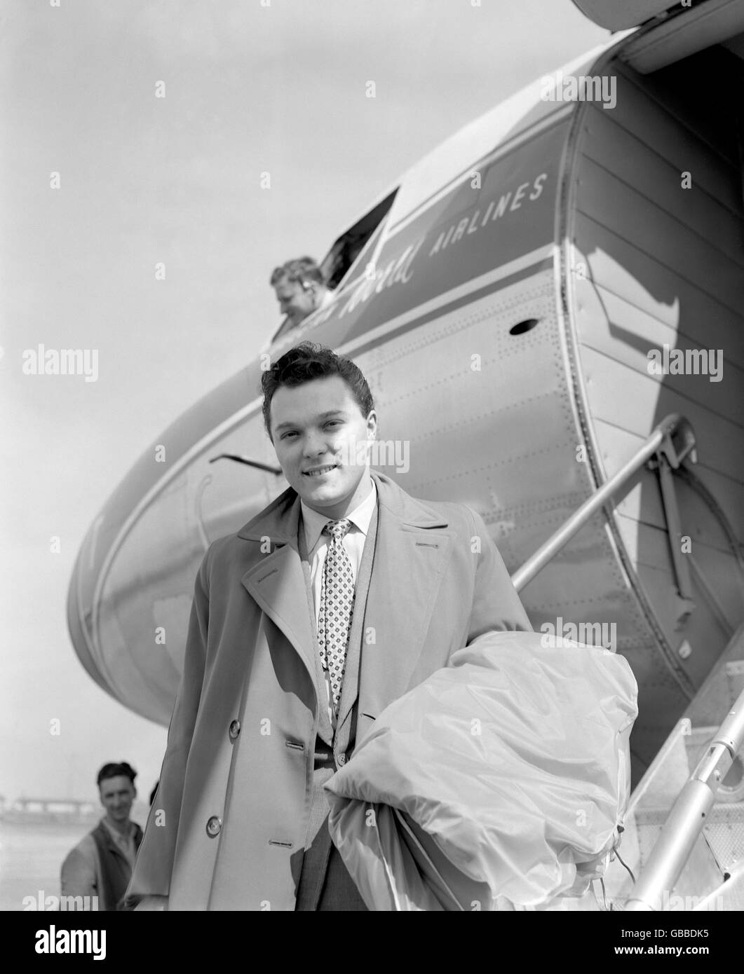 Musik - Dickie Valentine - 1957. Der britische Sänger Dickie Valentine am Flughafen London, als er ein Flugzeug von Sabena nach Antwerpen bestieg. Stockfoto