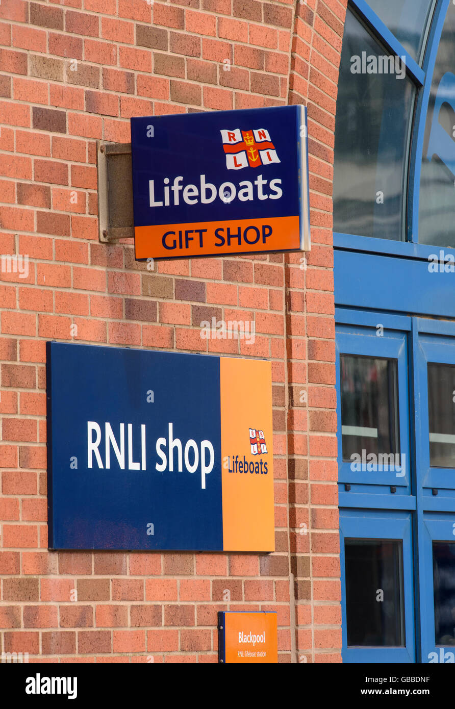 RNLI Rettungsboote Ladenschild außerhalb der Rettungsstation am Meer in Blackpool, Lancashire, UK Stockfoto