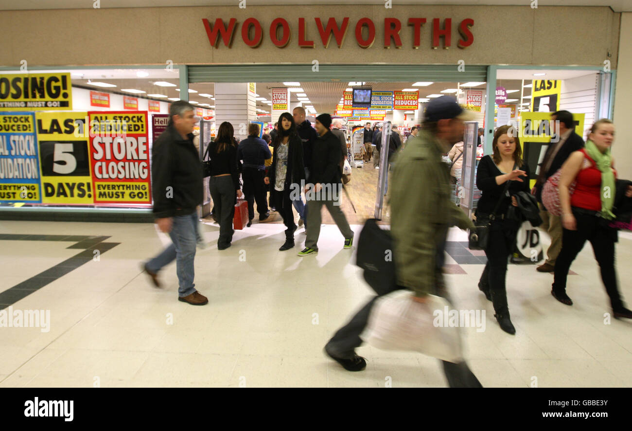 Woolworths Geschäft in Nottingham Victoria Centre kurz vor Schließung. Woolworths, 97-99 Victoria Centre, Stadtzentrum, Nottingham. NG1 3PA Stockfoto