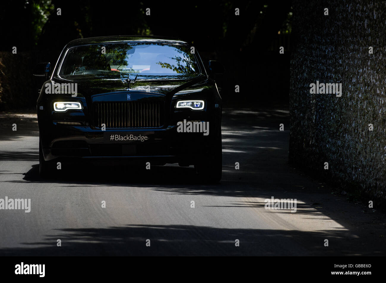 Ein Rolls-Royce Wraith schwarzen Abzeichen fährt vorbei der Feuerstein-Wand auf dem Goodwood Festival of Speed 2016 Stockfoto