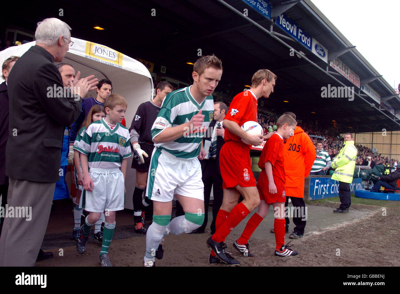 Terry Skiverton, Kapitän von Yeovil Town, und Sami Hyypia, Kapitän von Liverpool (r) Führen Sie ihre Teams im Huish Park aus Stockfoto