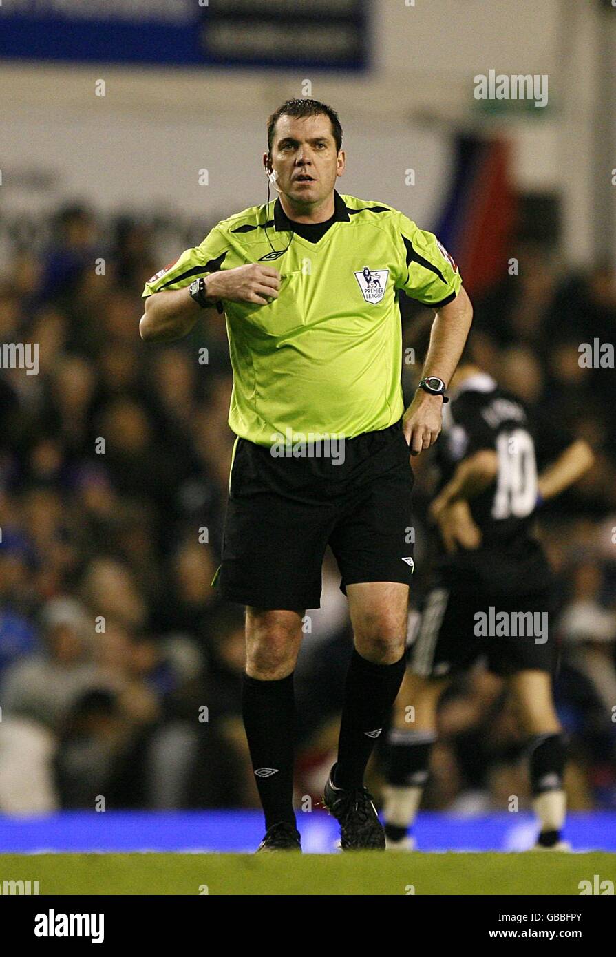 Fußball - Barclays Premier League - Everton gegen Chelsea - Goodison Park. Phil Dowd, Schiedsrichter Stockfoto