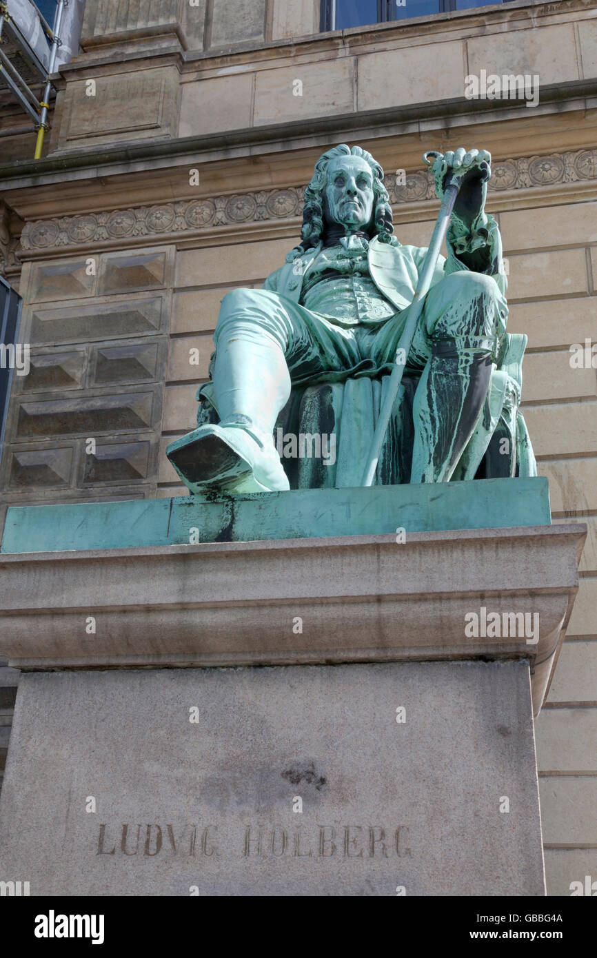Die Statue von der dänisch / norwegische Schriftsteller Ludvig Holberg 1684 – 1754 außerhalb des Königlichen Theaters am Kongens Nytorv in Kopenhagen Stockfoto