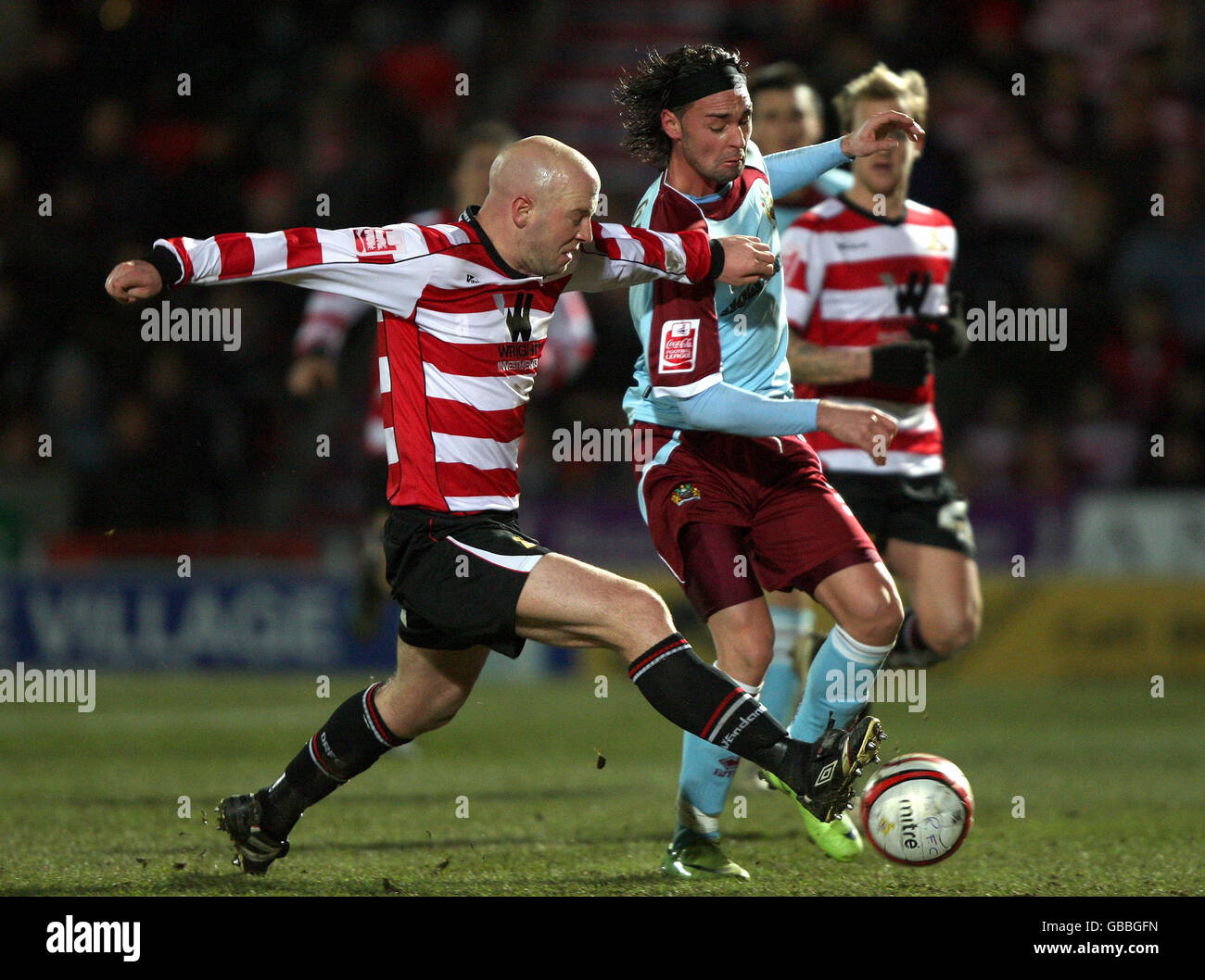 James O'Connor von Doncaster Rovers und Chris Eagles von Burnley kämpfen beim Coca-Cola Championship-Spiel im Keepmoat Stadium in Doncaster um den Ball. Stockfoto