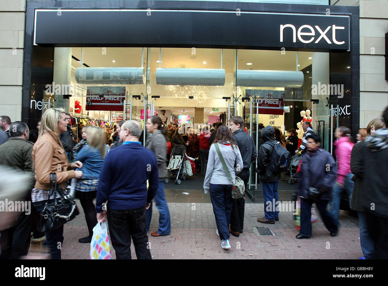 The Next Store in Royal Avenue, Belfast, wo ein Mitarbeiter gezwungen wurde, Geld zu nehmen, während seine Kinder in Schießstand gehalten wurden. Stockfoto