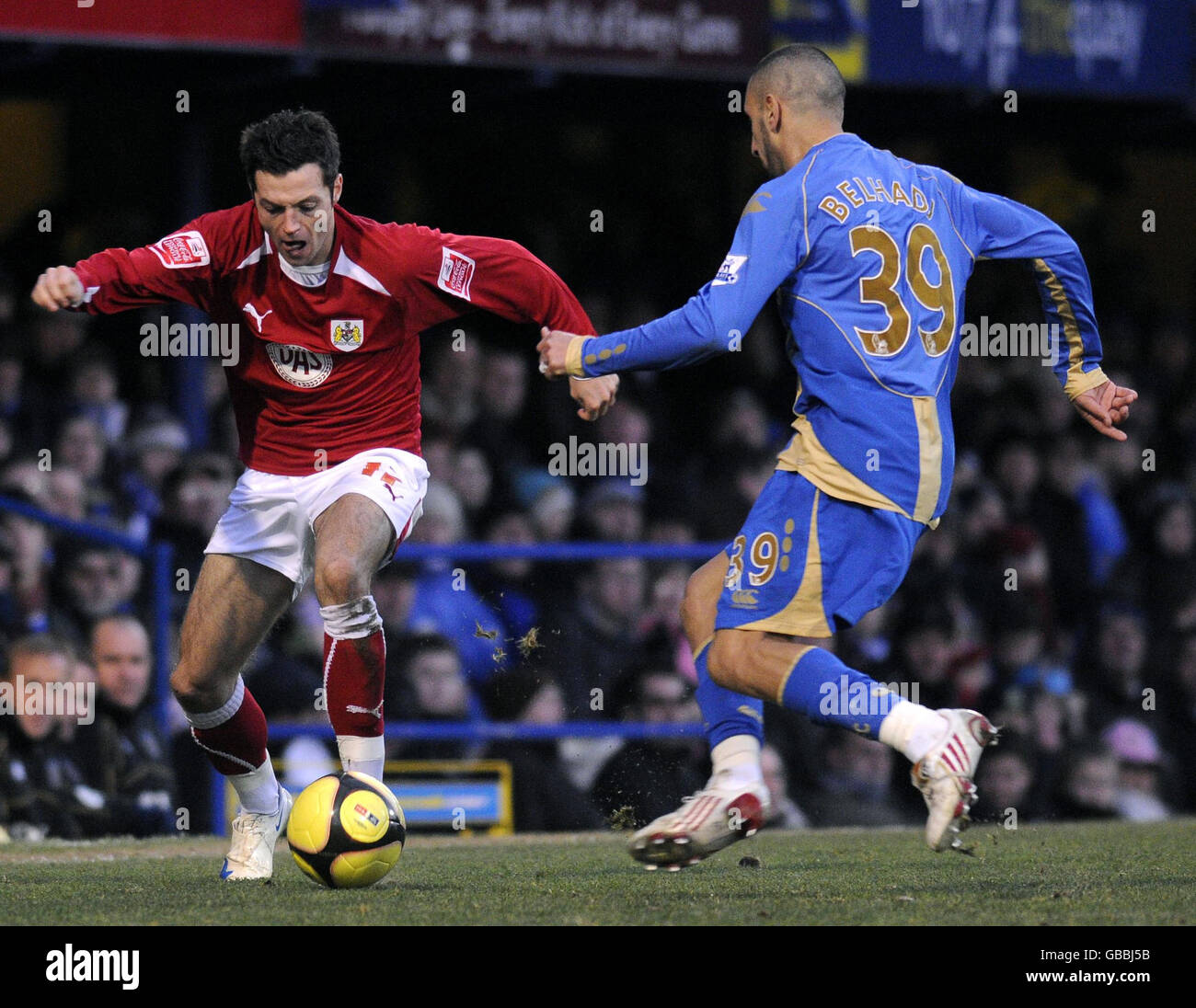 Ivan Sproule (links) und Nadir Belhadj von Bristol City kämpfen beim Spiel der FA Cup Third Round im Fratton Park in Portsmouth um den Ball. Stockfoto