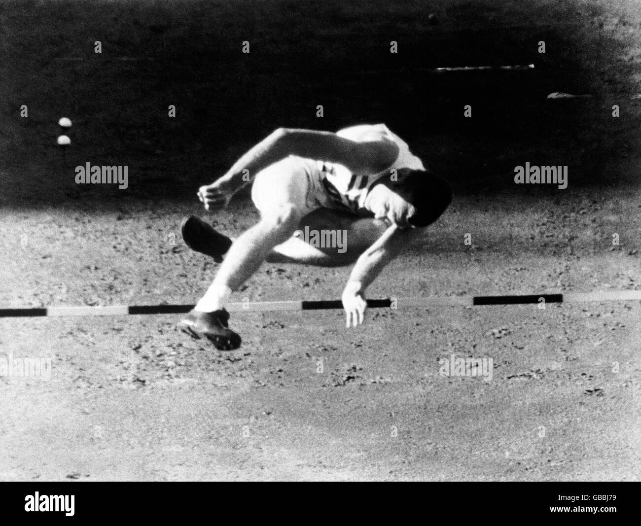 Leichtathletik - Olympische Spiele 1952 in Helsinki - Hochsprung der Männer. Walter Davis aus den USA räumt die Messlatte für Gold auf Stockfoto