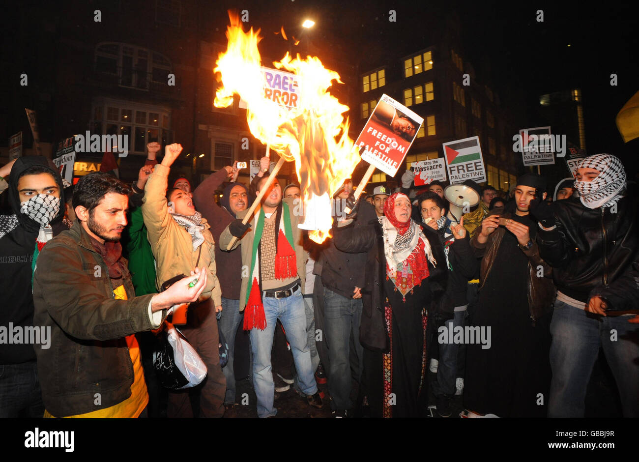 Demonstranten protestieren vor den Toren der israelischen Botschaft in Kensington, London, um gegen die israelische Bombardierung von Gaza zu demonstrieren. Stockfoto