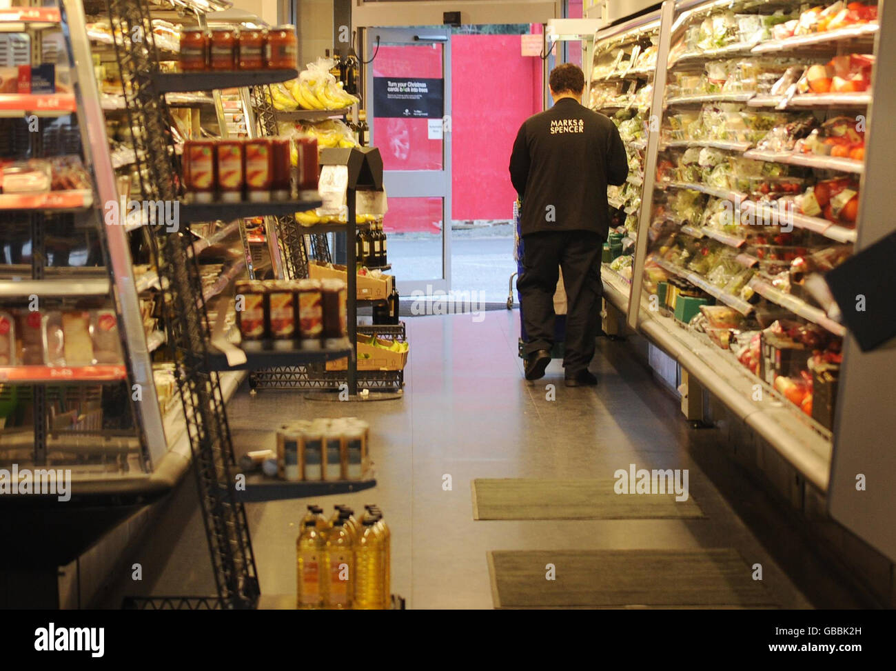M&S kündigt Arbeitsplatzverluste an. Ein leerer Marks and Spencer Simply Food-Laden in Palmers Green, im Norden Londons, der bald schließen wird. Stockfoto