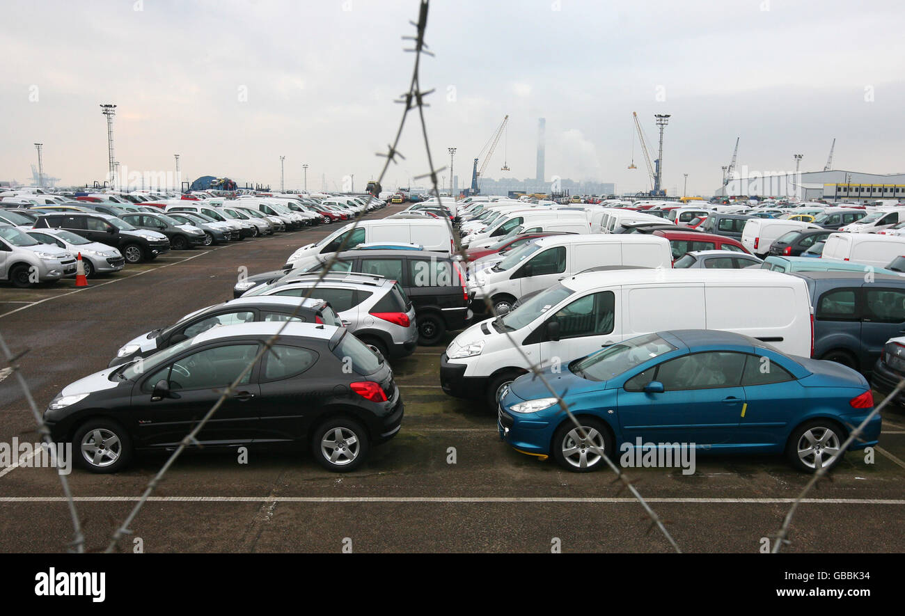 Der Verkauf von Neuwagen geht zurück. Neue Autos an den Docks in der Nähe von Sheerness in Kent. Stockfoto