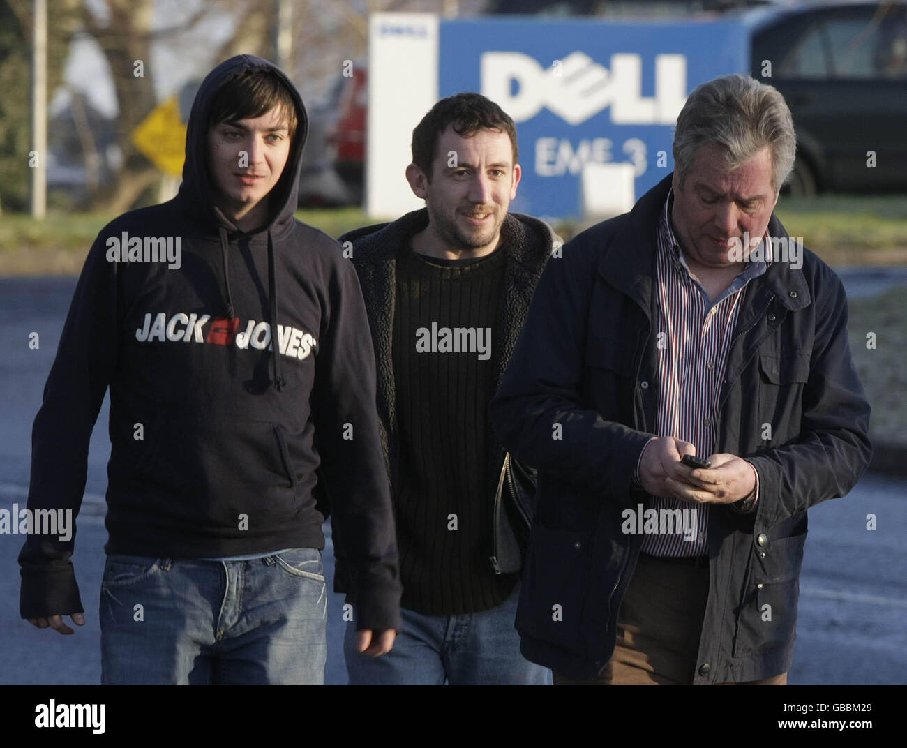 Schichtarbeiter verlassen das Dell-Werk in Raheen, Co Limerick, da der Computerriese 1,900 Arbeitsplätze im Flaggschiff-Produktionswerk abstellen soll. Stockfoto