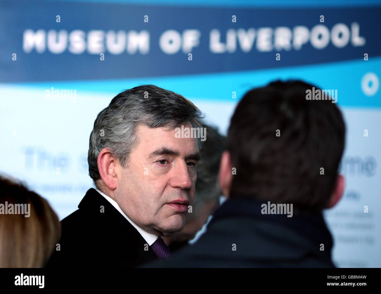 (Von links nach rechts) Phil Redmond, Schöpfer von Brookside und Hollyoaks, Minister für Kinder Beverley Hughes und Premierminister Gordon Brown bei einem Besuch der Baustelle des Museums of Liverpool in der Nähe der Docks von Liverpool. Stockfoto