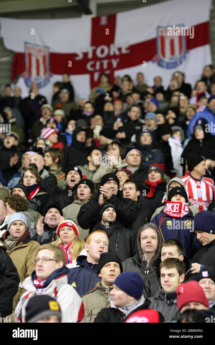 Fußball - Barclays Premier League - Stoke City / Liverpool - Britannia Stadium. Fans von Stoke City zeigen ihre Unterstützung und ihre Klours auf den Tribünen Stockfoto