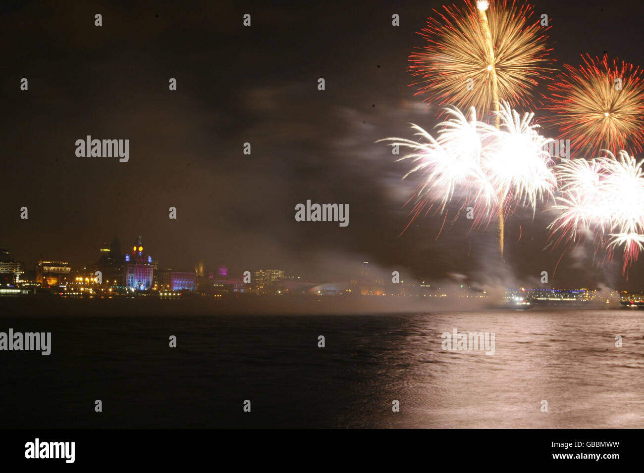 Das Feuerwerk explodiert über dem Fluss Mersey und erleuchtet die Skyline von Liverpool, wenn der Vorhang auf das Jahr Liverpools als Kulturhauptstadt Europas fällt. Stockfoto