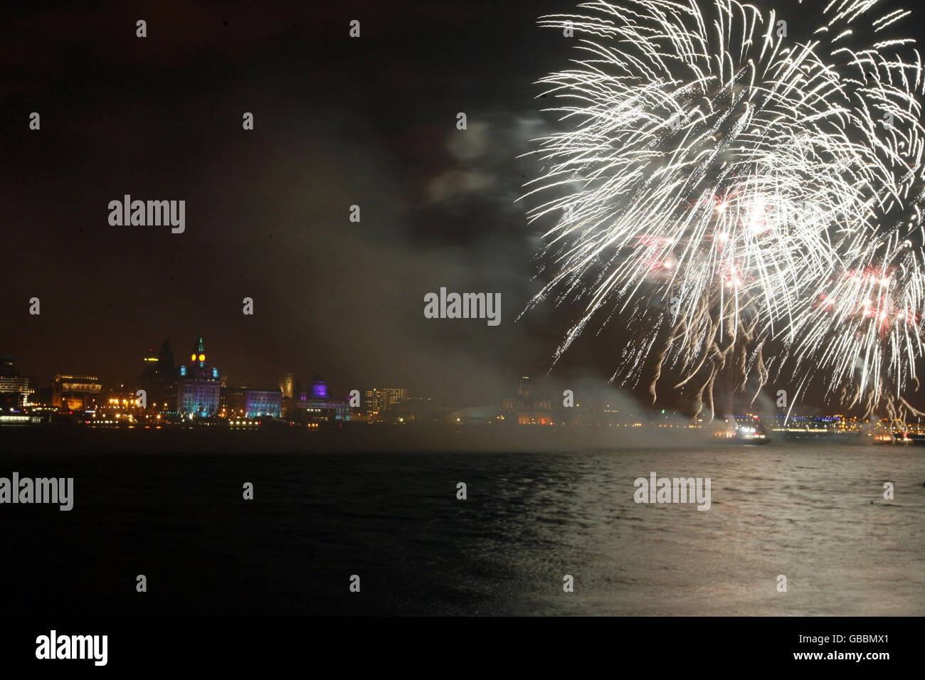 Das Feuerwerk explodiert über dem Fluss Mersey und erleuchtet die Skyline von Liverpool, wenn der Vorhang auf das Jahr Liverpools als Kulturhauptstadt Europas fällt. Stockfoto