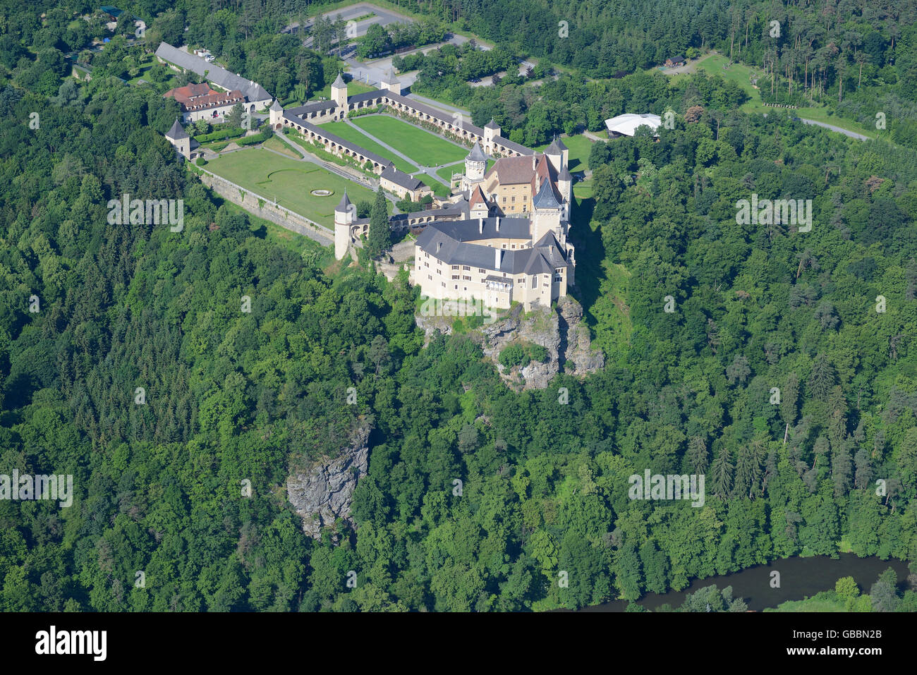 LUFTAUFNAHME. Renaissance-Schloss auf einem felsigen Sporn über dem Kamp River. Schloss Rosenburg, Bezirk Horn, Niederösterreich, Österreich. Stockfoto
