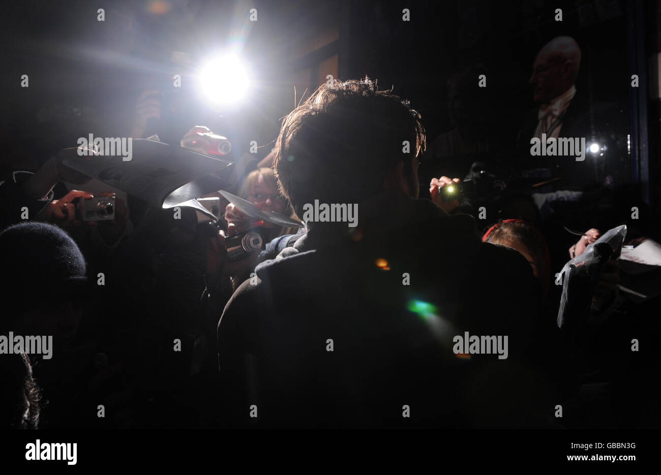 David Tennant signiert Autogramme für wartende Fans vor der Bühnentür nach seinem letzten Auftritt als Hamlet im Novello Theatre im Zentrum von London. Stockfoto