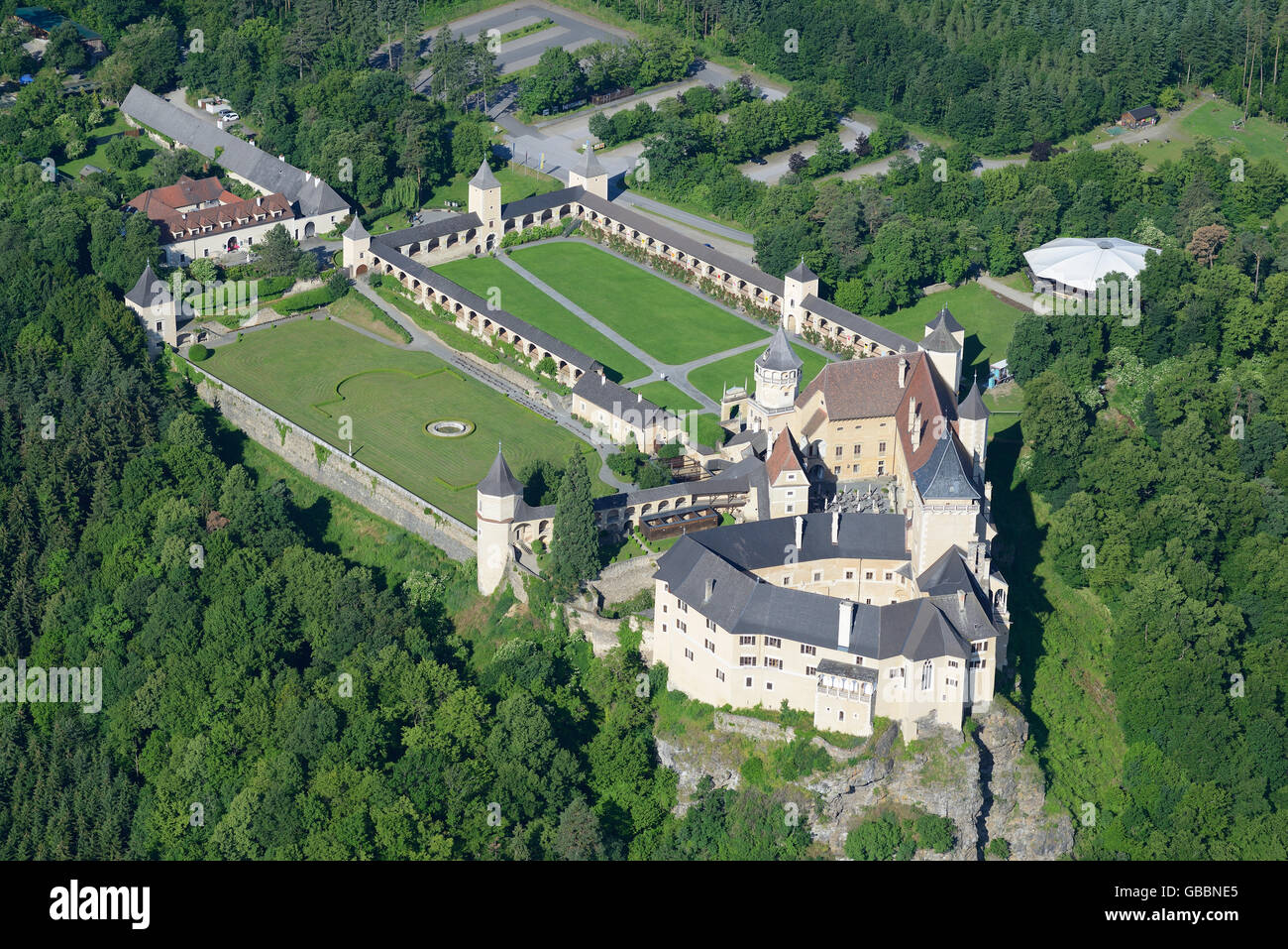LUFTAUFNAHME. Renaissance-Schloss auf einem felsigen Sporn über dem Tal des Kamp River. Schloss Rosenburg, Bezirk Horn, Niederösterreich, Österreich. Stockfoto