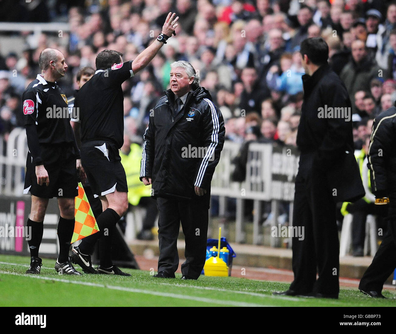 Schiedsrichter Phil Dowd schickt Newcastle Manager Joe Kinnear während des FA Cup Third Round Replay im St James' Park, Newcastle, an die Tribüne. Stockfoto