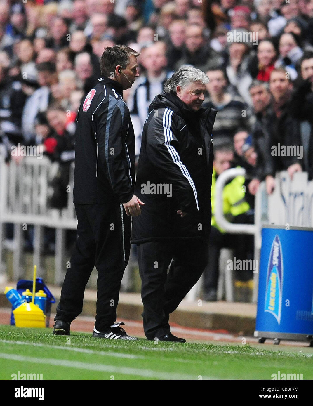 Newcastle-Manager Joe Kinnear wird nach einer Konfrontation mit Hulls City-Manager Phil Brown während des FA Cup Third Round Replay im St James' Park, Newcastle, auf die Tribüne geschickt. Stockfoto