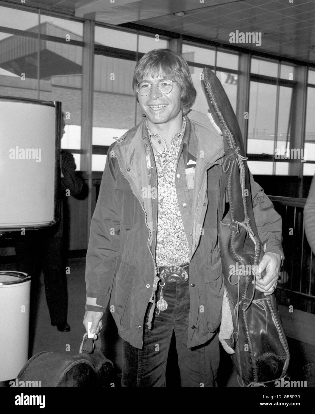 Der amerikanische Sänger John Denver am Flughafen Heathrow auf dem Heimweg nach einer erfolgreichen Tournee durch Großbritannien. Stockfoto