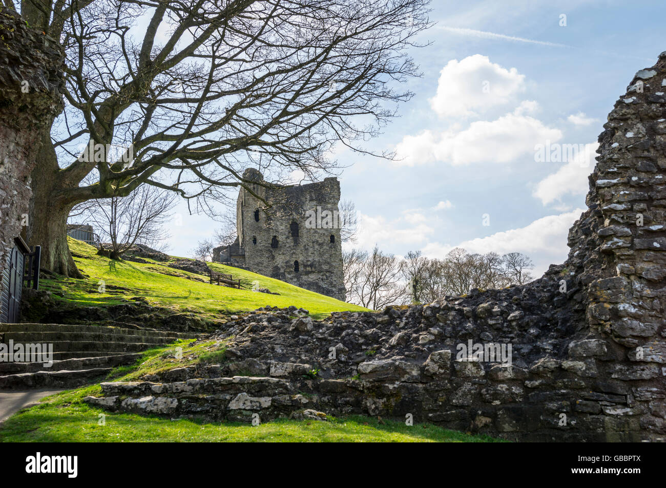 Peverell Burg in Derbyshire ist eine einzigartige Struktur, die mit Blick auf Hope Valley und eine uneinnehmbare defensive position Stockfoto