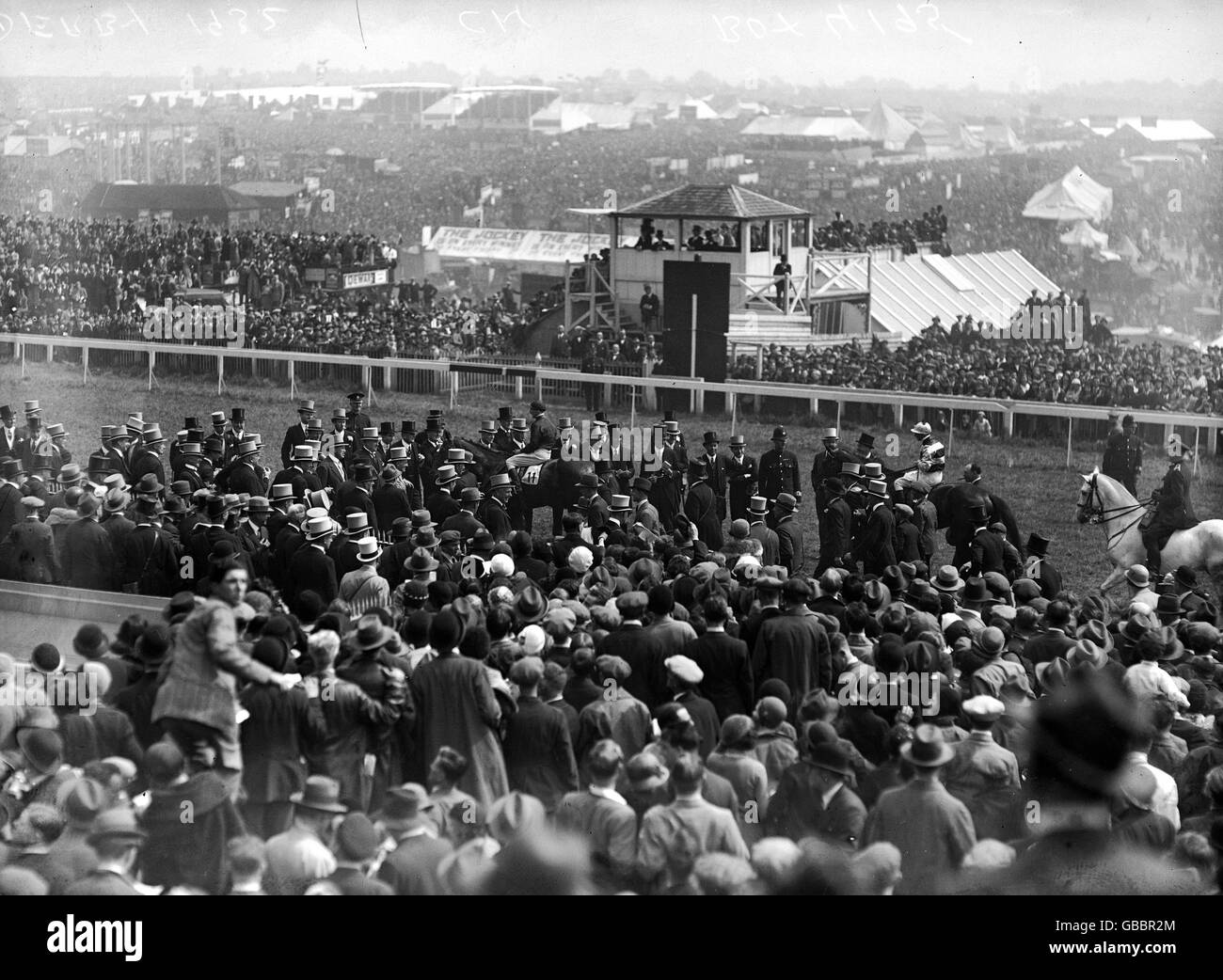 Pferderennen - The Derby Stakes - Epsom - 1932. Szene im Derby bei Epsom  Downs Stockfotografie - Alamy