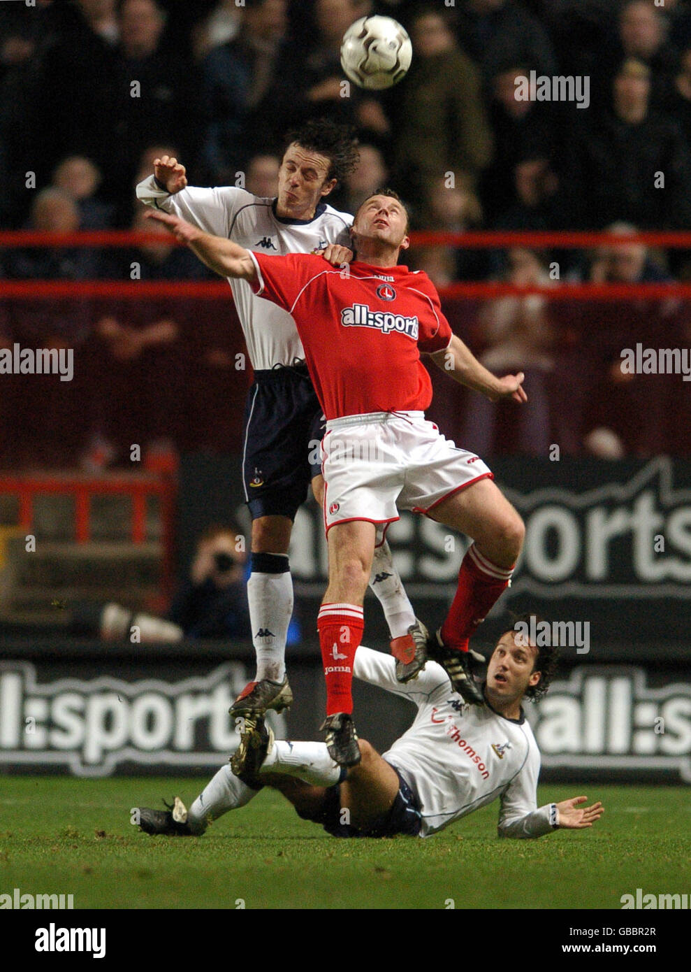 Charlton Athletic's Graham Stuart springt mit Tottenham's um den Ball Simon Davies als Mauricio Taricco (auf dem Boden) sieht auf Stockfoto