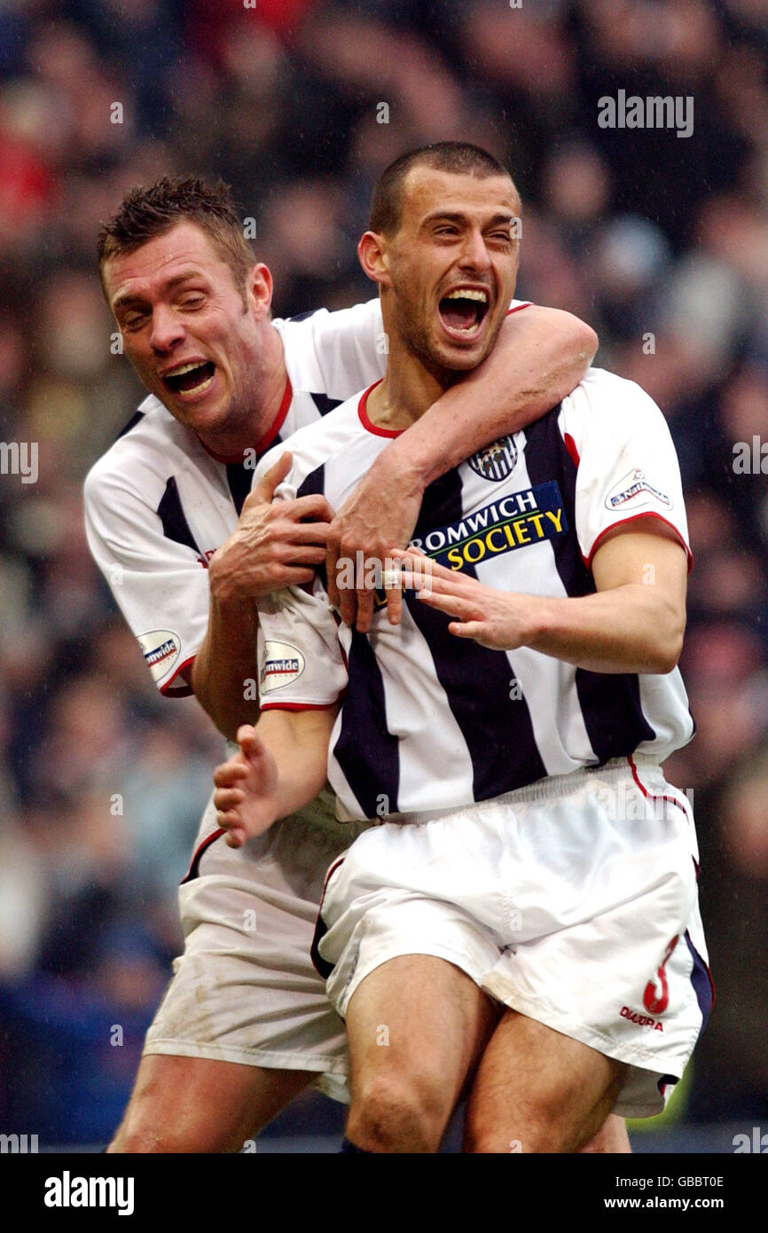 Neil Clement (r) von West Bromwich Albion feiert die Eröffnung Tor mit Teamkollege Geoff Horsfield Stockfoto