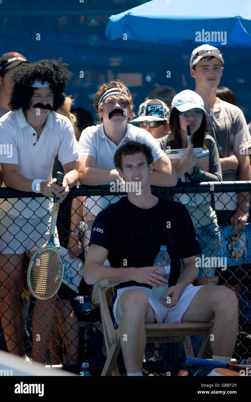 Andy Murray aus Großbritannien macht während der Australian Open 2009 im Melbourne Park, Melbourne, Australien, eine Pause vom Üben. Stockfoto