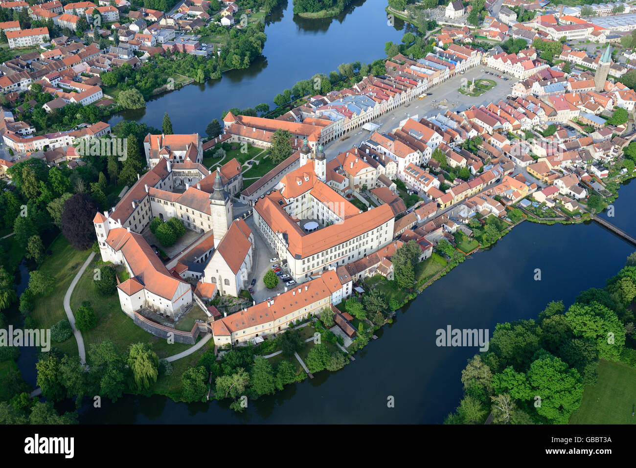 LUFTAUFNAHME. Mittelalterliche Stadt mit einer bemerkenswerten Architektur, die zum UNESCO-Weltkulturerbe gehört. Telč, Bezirk Jihlava, Mähren, Tschechische Republik. Stockfoto