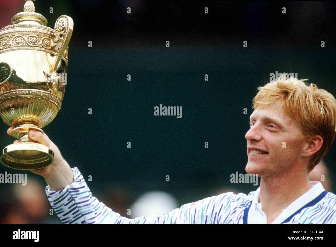 Boris Becker hebt die Einzel-Trophäe der Männer für den dritten Rang an Zeit nach dem Sieg über Stefan Edberg in geraden Sätzen Stockfoto