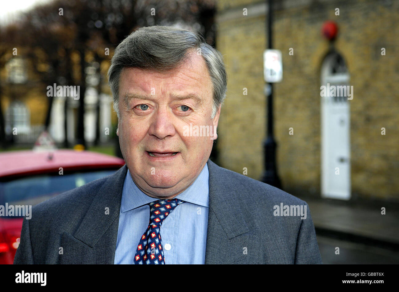 Der ehemalige Kanzler Ken Clarke verlässt sein Haus in London, nachdem er bestätigt hatte, dass er das Amt des Schattengeschäftsführers angenommen hatte. Stockfoto