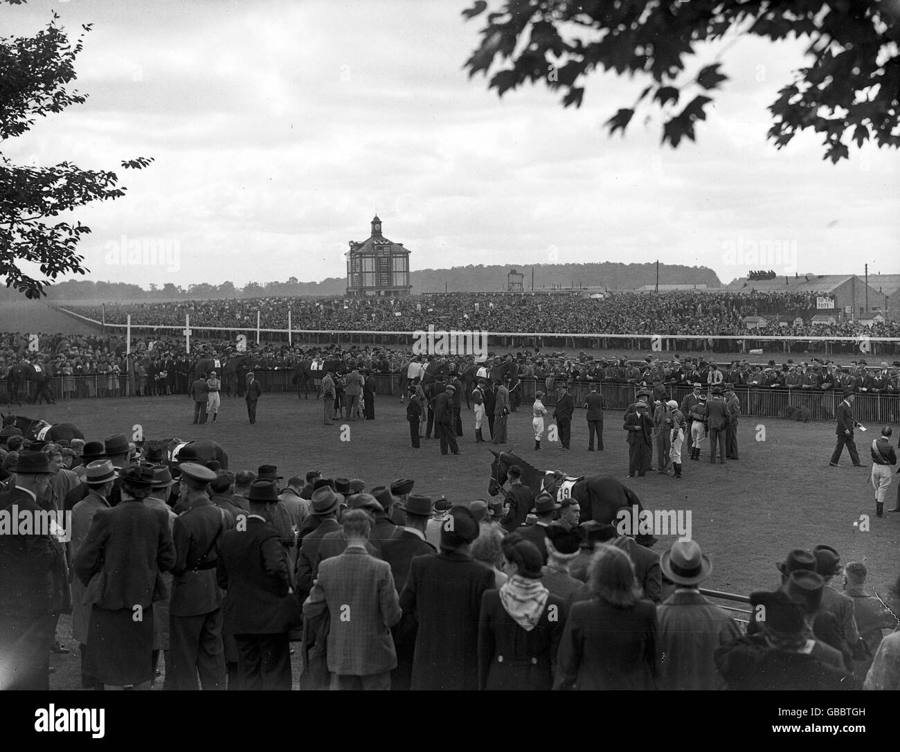 Pferderennen - St Leger - York - 1945. Die Parade findet vor dem Rous-Gewinnspiel während des St. Leger auf der Pferderennbahn in York statt. Stockfoto